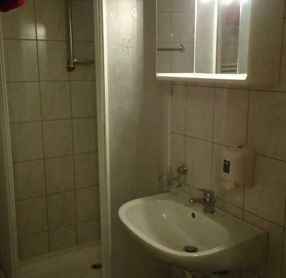 غرفة قياسية ثلاثية, Czermann Panzió és étterem