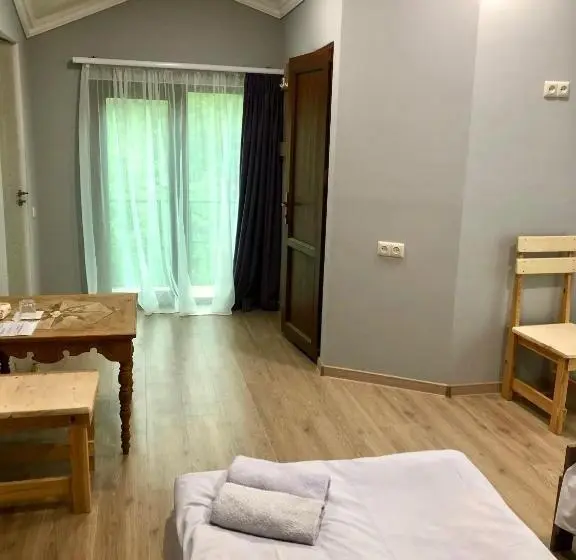 اتاق استاندارد سه تخته با بالکن, Guest House Anahit Ijevan