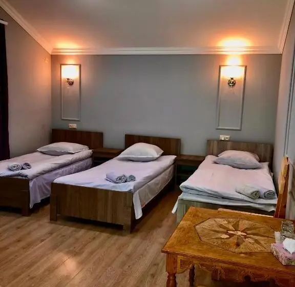 اتاق استاندارد سه تخته با بالکن, Guest House Anahit Ijevan