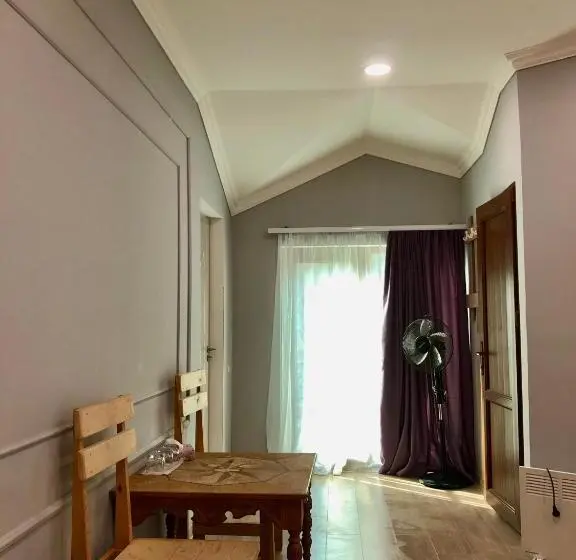 اتاق استاندارد سه تخته با بالکن, Guest House Anahit Ijevan