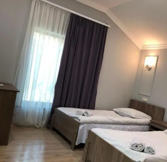 اتاق استاندارد سه تخته با بالکن, Guest House Anahit Ijevan