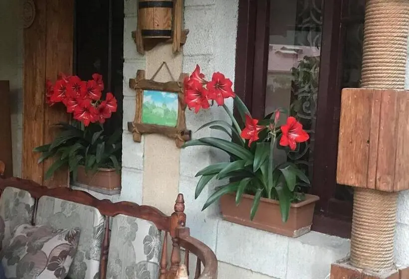 تختخواب در اتاق مشترک, Guest House Anahit Ijevan