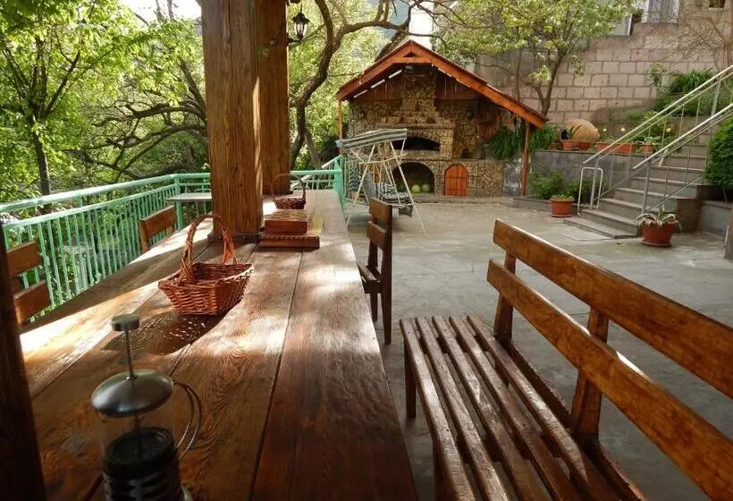 تختخواب در اتاق مشترک, Guest House Anahit Ijevan