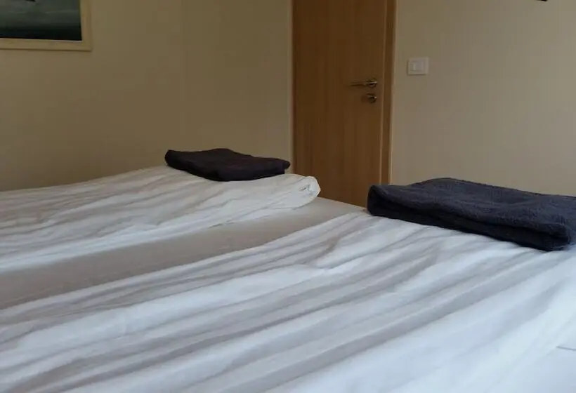 اتاق استاندارد با سرویس بهداشتی مشترک, Laugar Guesthouse