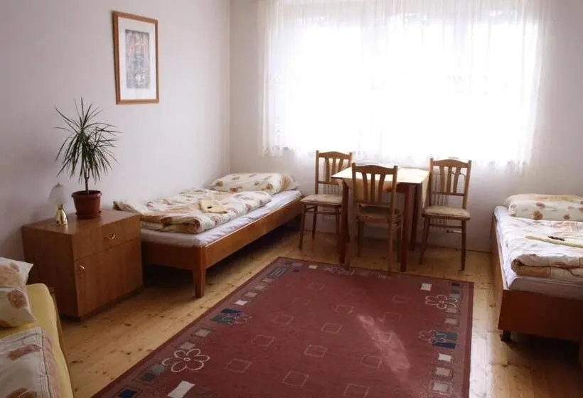 Standard Kolmen Hengen Huone Jaettu kylpyhuone, Penzión Koras