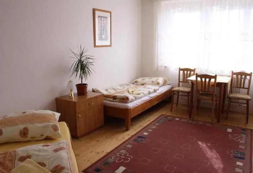 Standard Kolmen Hengen Huone Jaettu kylpyhuone, Penzión Koras