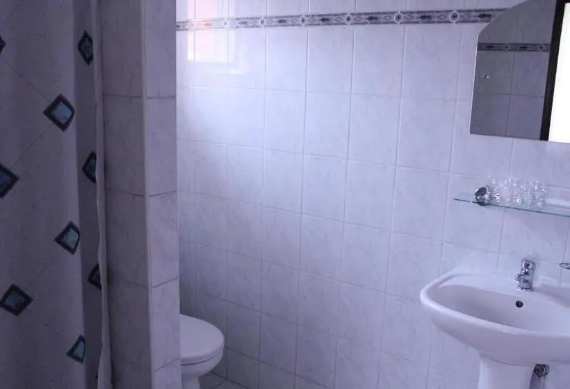 Standard Kolmen Hengen Huone Jaettu kylpyhuone, Penzión Koras