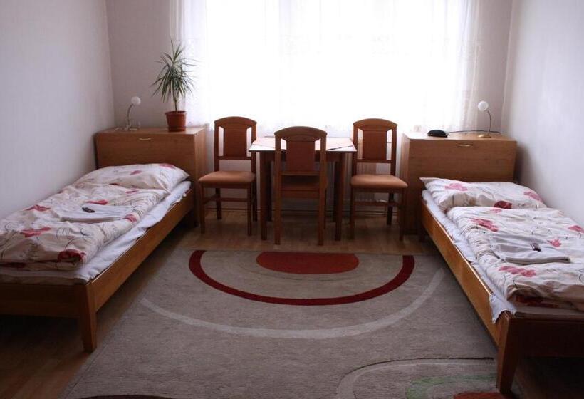 דירת חדר, Penzión Koras