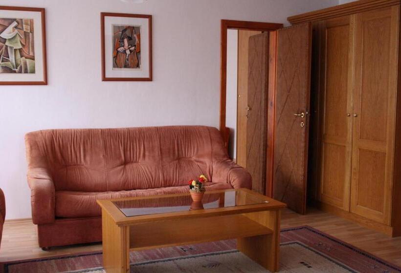 דירת חדר, Penzión Koras