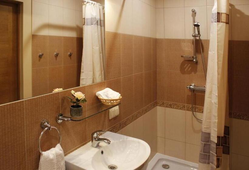 اتاق استاندارد سه نفره, Senlīči