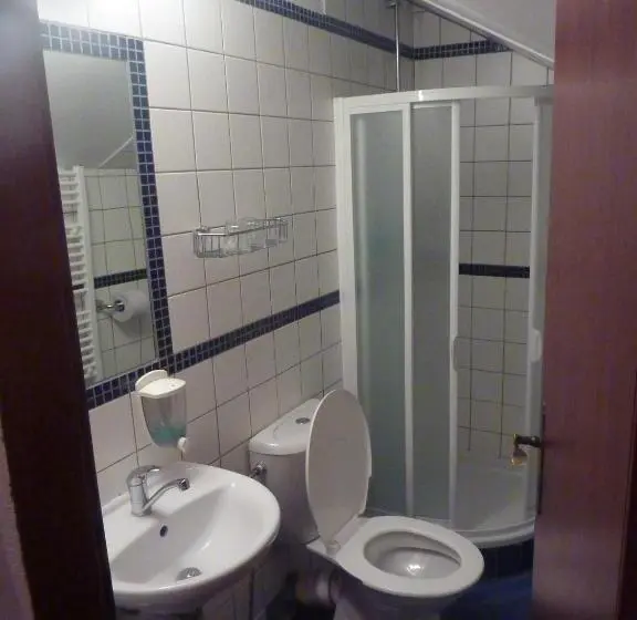 Standard Kolmen Hengen Huone, Váš Sklep   Vinný Sklep A Penzion