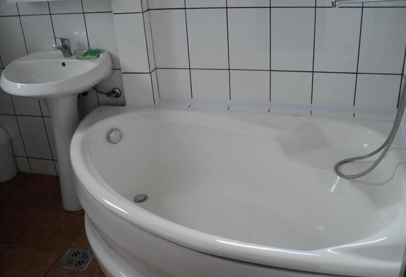 Quarto Estandar Individual, Randevú Panzió