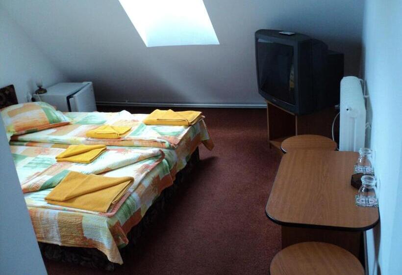 Quarto Quádruplo Estandar, Randevú Panzió