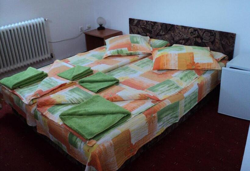 4인용 스탠다드 룸, Randevú Panzió