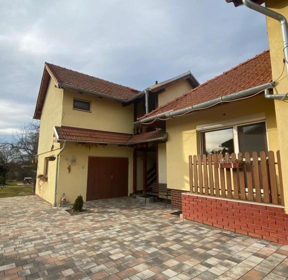 آپارتمان 2 خوابه, Gaál Vendégház