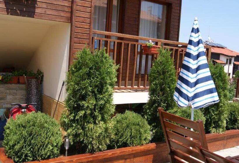 דירת חדר, Villa Raya