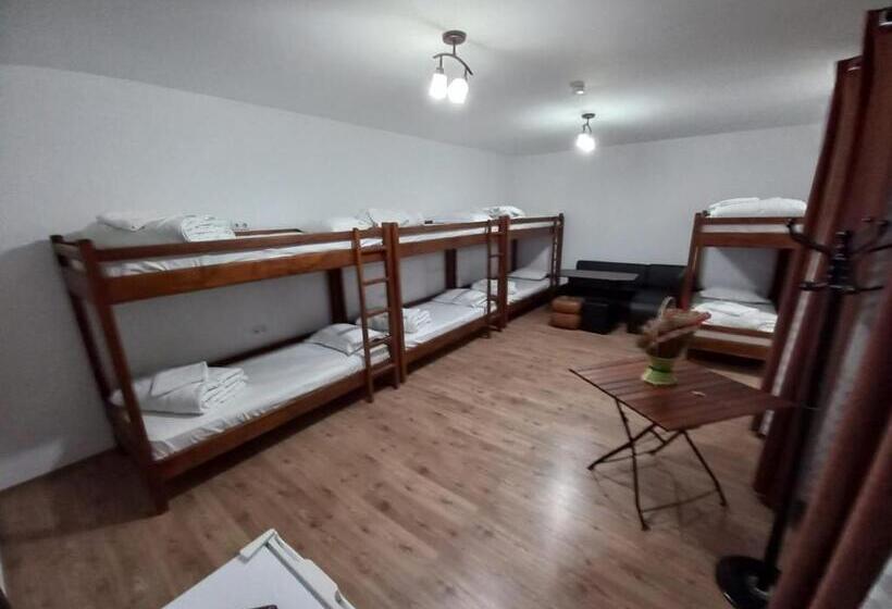 سرير فى غرفة مشتركه, Pensiunea Adriano