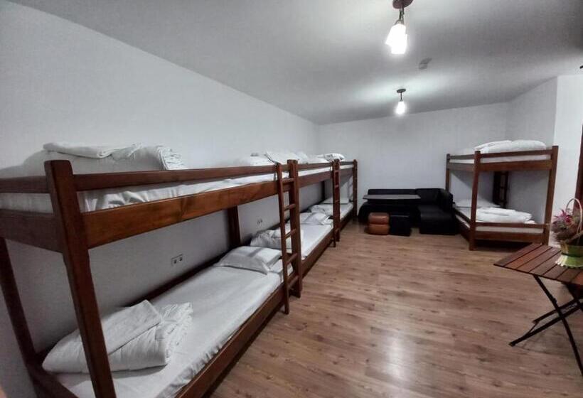 سرير فى غرفة مشتركه, Pensiunea Adriano