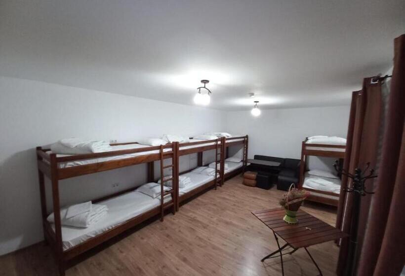 سرير فى غرفة مشتركه, Pensiunea Adriano