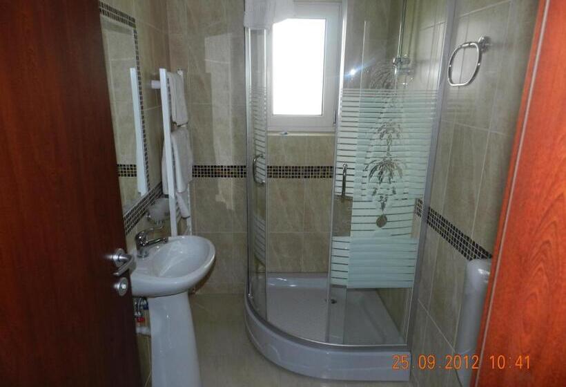 Classic room with balcony, Pensiunea Verde