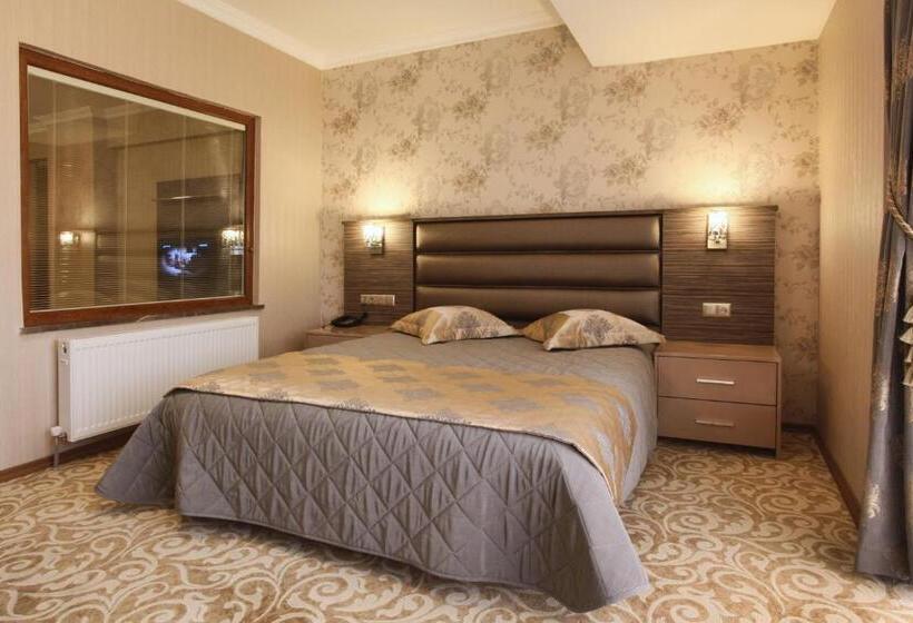 سوئیت راحتی, Balturk House