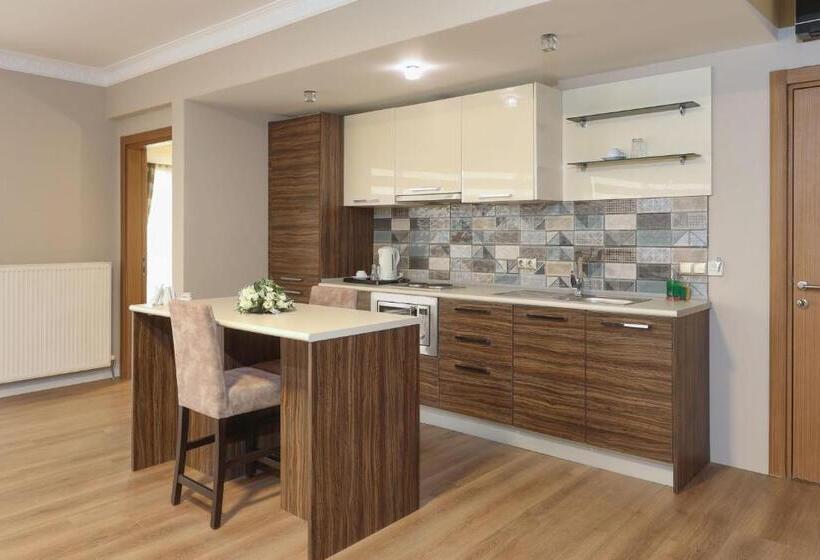 سوییت لوکس, Balturk House