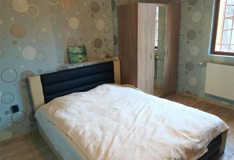 Orta Banyolu Üç Kişilik Standart Oda, At Chorbadzhiykata