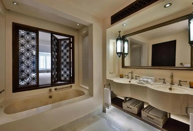 Deluxe Room King Bed & Views