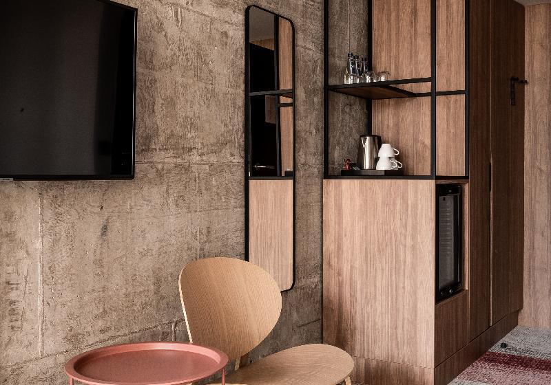 Superior Oda, Forest