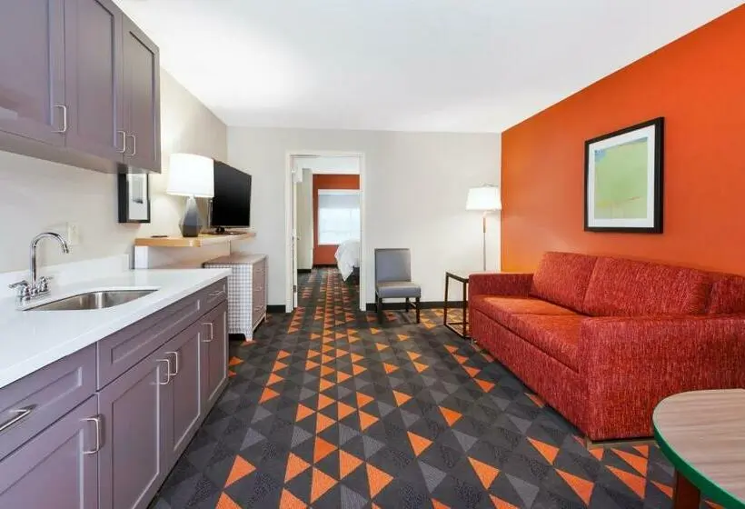 キングサイズベッドのスイートルーム, Holiday Inn & Suites Toledo Southwest Perrysburg, An Ihg