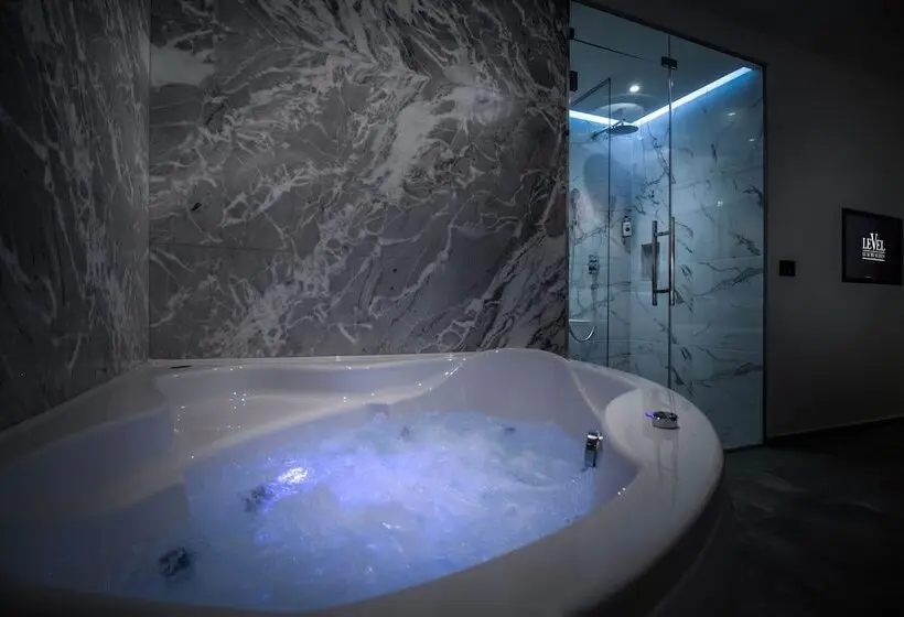 اتاق لوکس با وان آب گرم, Level Luxury Suites