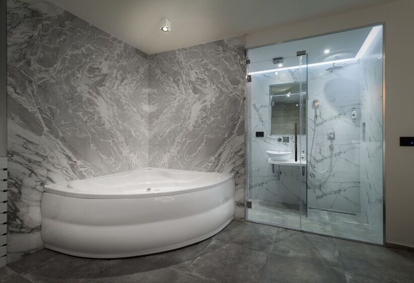 اتاق لوکس با وان آب گرم, Level Luxury Suites