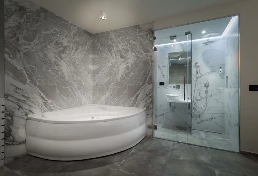 اتاق لوکس با وان آب گرم, Level Luxury Suites