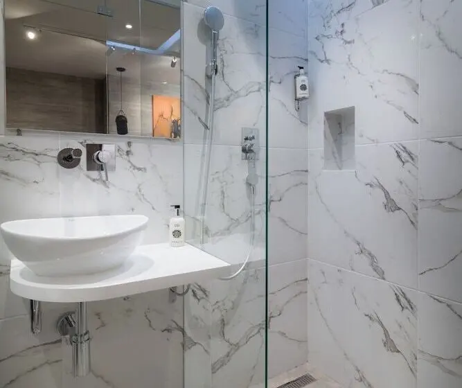 اتاق لوکس با وان آب گرم, Level Luxury Suites
