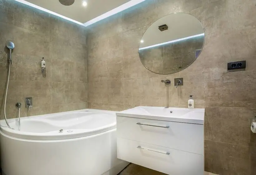 سوئیت جونیور با ماساژ آبی, Level Luxury Suites