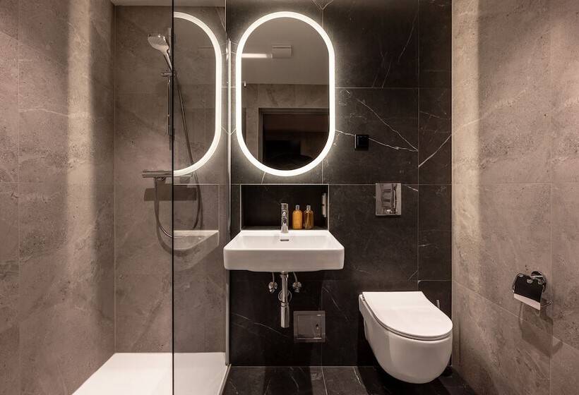 Superior Oda, Forest