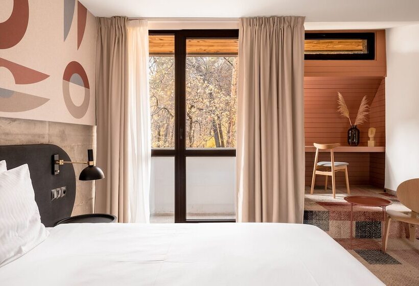 Superior Oda, Forest