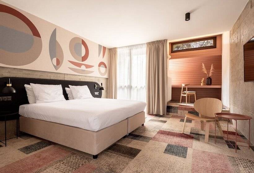 Superior Oda, Forest