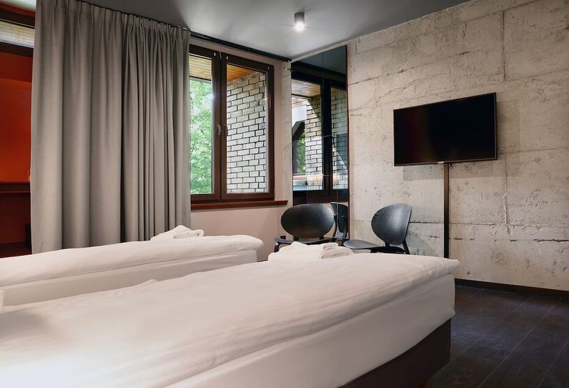 Superior Oda, Forest