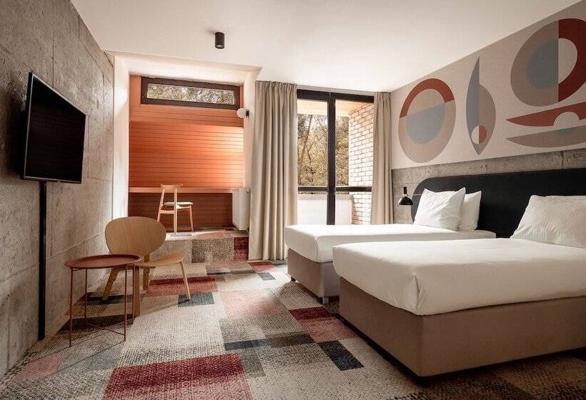 Superior Oda, Forest