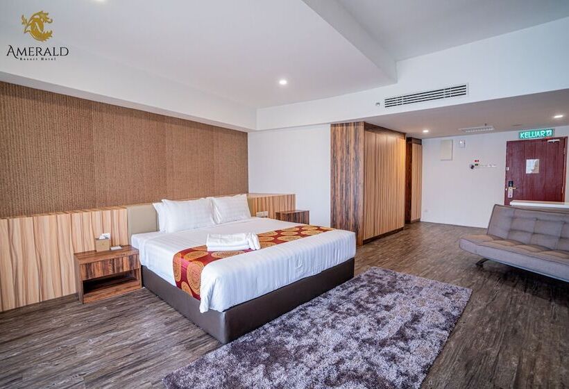 חדר דחוקס עם מיטת קינג, Amerald Resort Hotel Desaru
