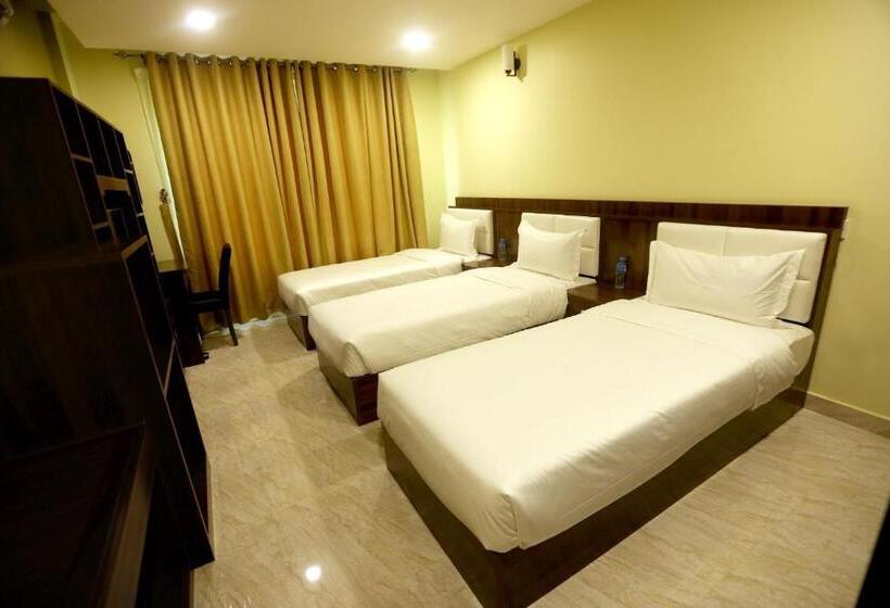 اتاق استاندارد سه نفره, Golden Crown Hotel Alseeb Muscat