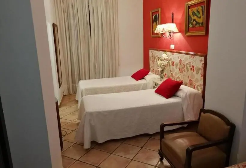 اتاق استاندارد سه نفره, Hostal Maestre
