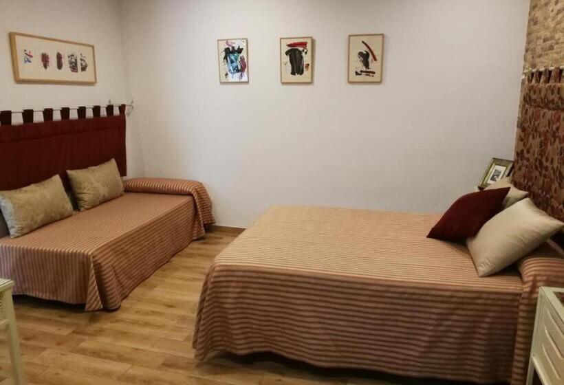 اتاق استاندارد سه نفره, Hostal Maestre