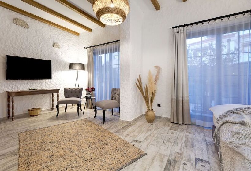 Deluxe Room Pool View, Alachi