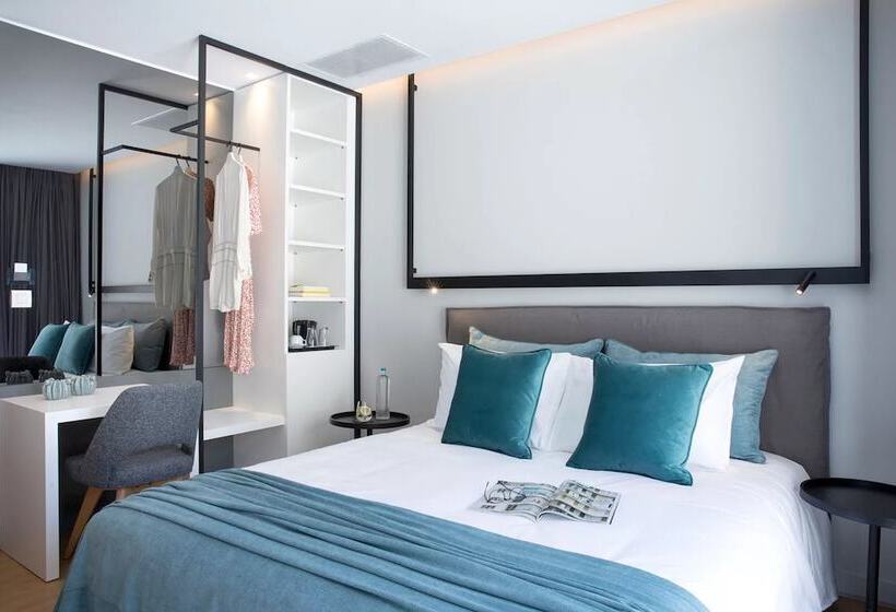 חדר בסיסי, The Alex Monte Kastella, Santikos Collection