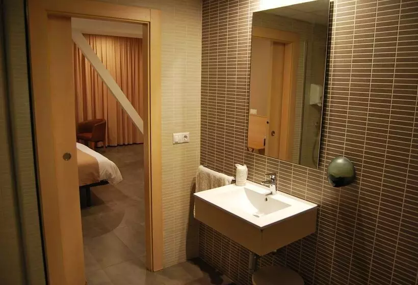 اتاق استاندارد سه نفره, Estudiotel Alicante