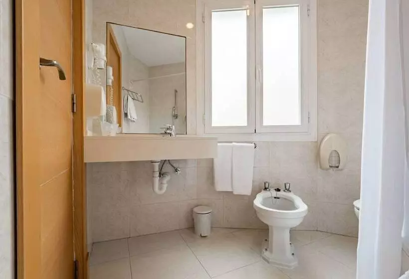 Standard Single Room, Amic Colon