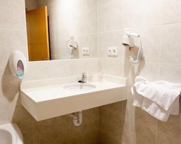 标准三人间, Amic Colon