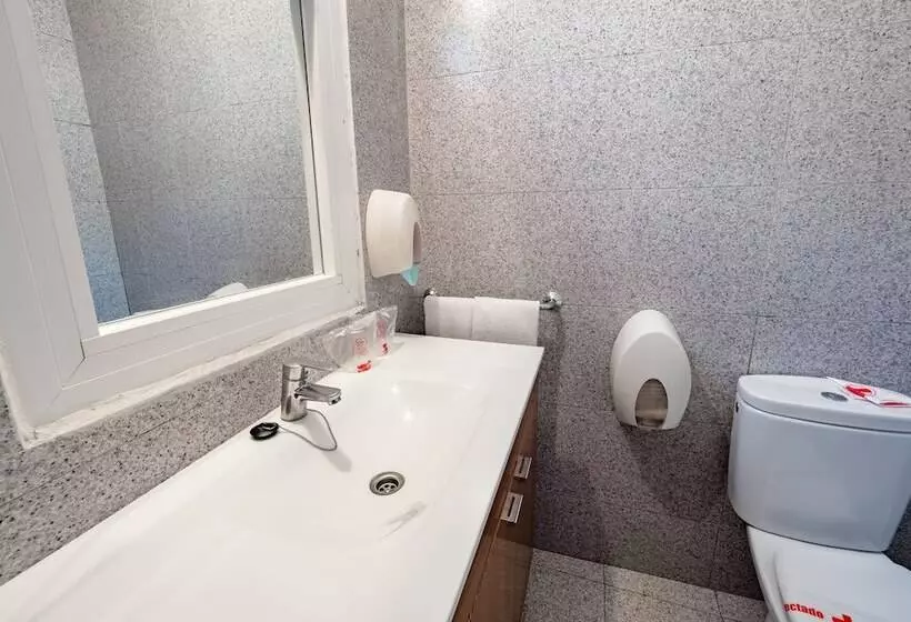 Standard Triple Room, Amic Colon